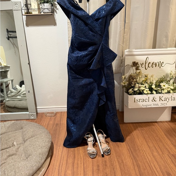 Women Blue XSCAPE Gown. Size 14
Women's Jacquard Long Fit & Flare Dress - Picture 2 of 8